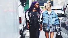 Saat hangout bersama sahabatnya Justin Eskye, fashion street Hailey memadukan denim tartan terlihat manis (Liputan6/IG/haileybieber)