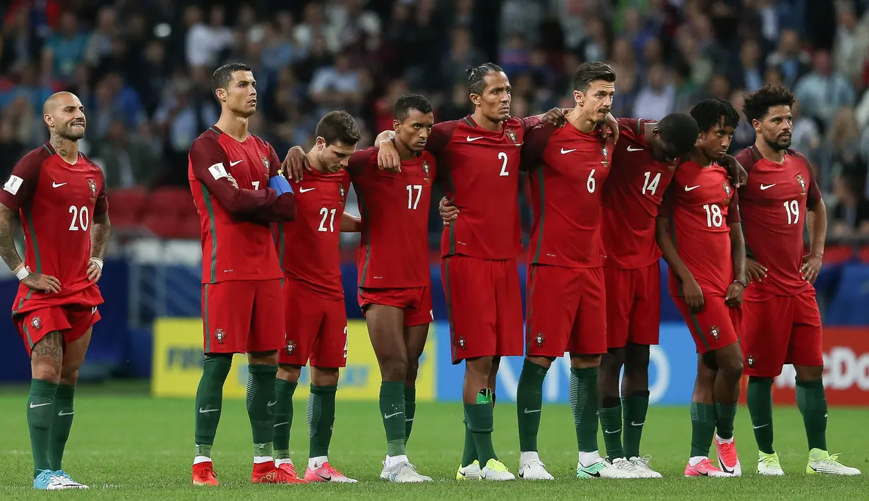 Bintang Portugal, Cristiano Ronaldo, bersama rekan-rekannya terdiam usai negaranya tersingkir dari semifinal Piala Konfederasi di Kazan Arena, Kazan, Rabu (28/6/2017). Portugal kalah adu penalti 0-3 dari Cile. (EPA/Mario Cruz)
