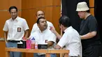 Mendikbud Nadiem Makarim (kiri), Menparekraf Wishnutama (kedua kanan), Menteri BUMN Erick Thohir (kanan), Komedian Sogi Indra Dhuaja (kedua kiri), dan Bedu (tengah) tampil dalam drama bertajuk Prestasi Tanpa Korupsi di SMKN 57, Jakarta Selatan, Senin (9/12/2019). (Foto:Biropress Kepresidenan)