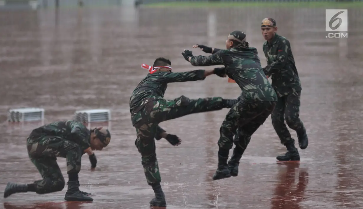 Aksi bela diri prajurit TNI di Mabes TNI Cilangkap, Jakarta, Kamis (3/5). Berbagai atraksi prajurit TNI ditampilkan untuk menghibur kedatangan Presiden Jokowi dan Sultan Brunei, Hassanal Bolkiah. (Merdeka.com/Iqbal S. Nugroho)