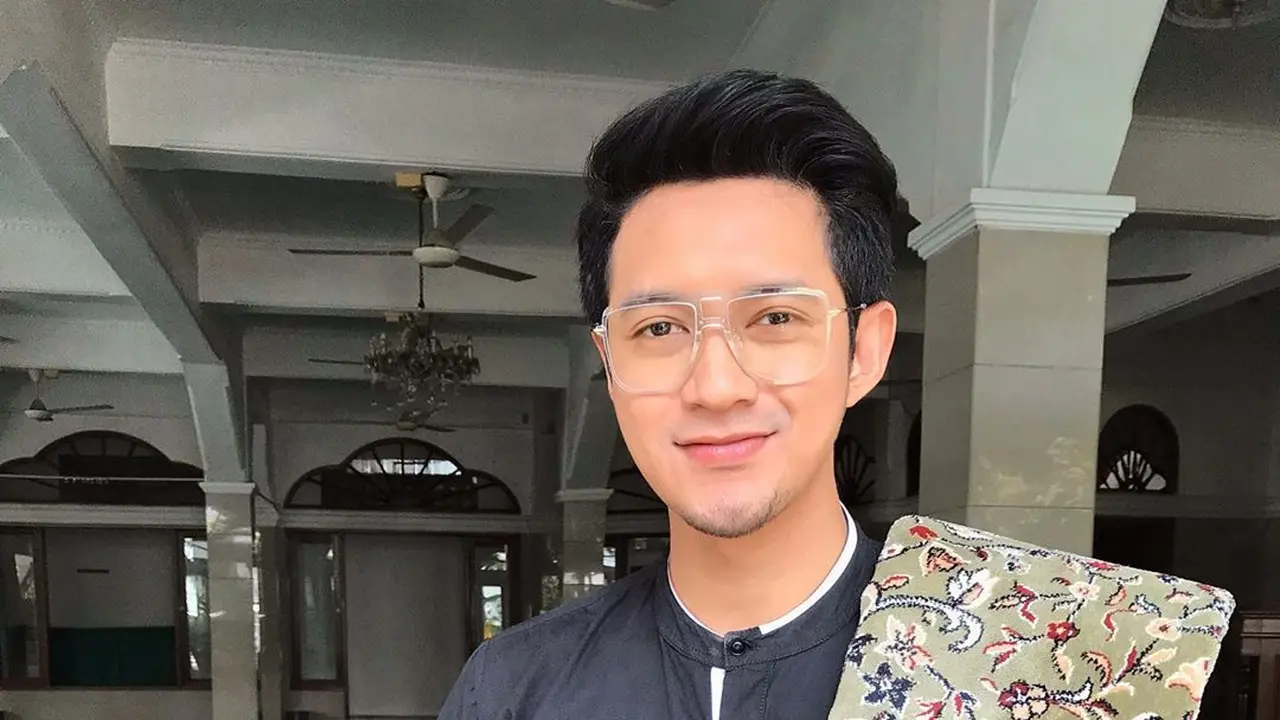 7 Potret Seleb Tampan dengan Busana Muslim Ini Alim Banget