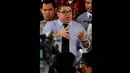 Kuasa hukum Komjen Budi Gunawan, Razman Arif Nasution, memperlihatkan surat pemanggilan pemeriksaan KPK terhadap kliennya di Mabes Polri, Jakarta, Jumat (30/1/2015). (Liputan6.com/Johan Tallo)