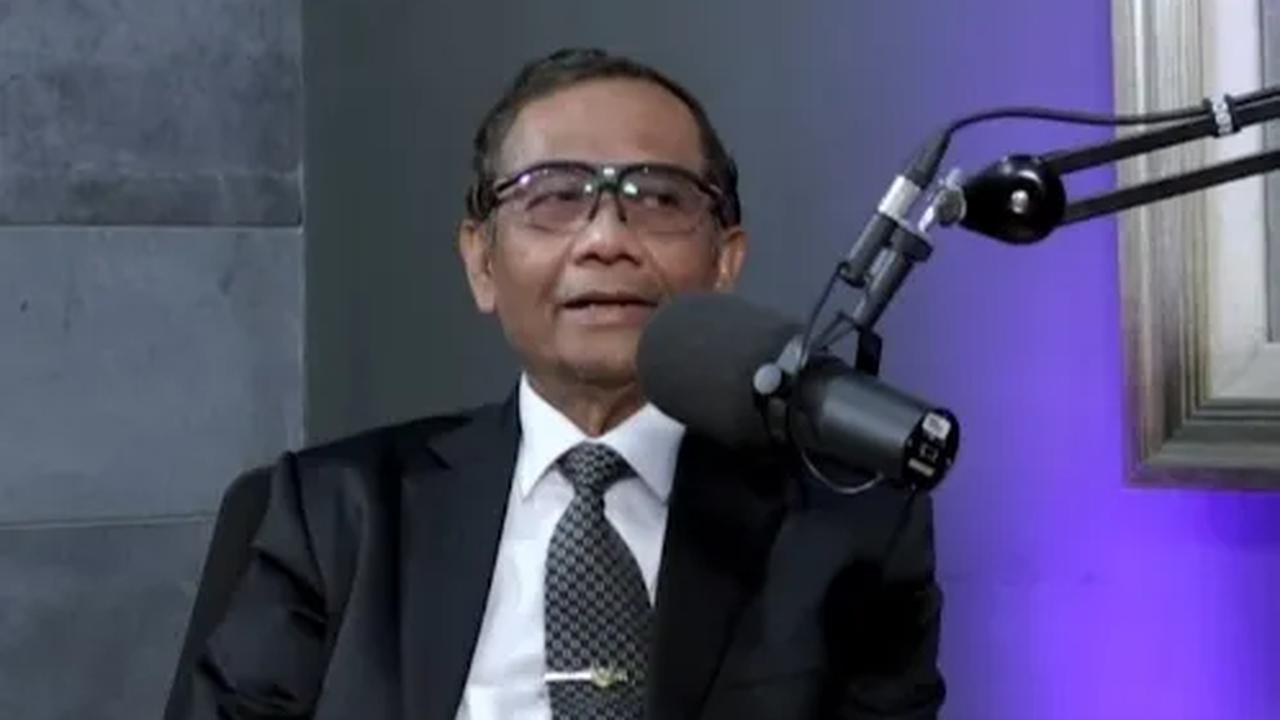 "Mereka berusaha tidak menggunakan nama saya sampai dosen-dosennya enggak tau kalau mereka anak saya,"