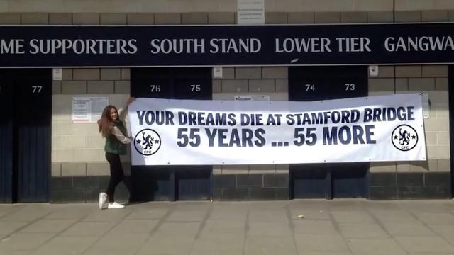 Sophie Rose, presenter cantik Chelsea Fans TV meledek rival sekotanya Tottenham Hotspur yang gagal menang atas The Blues dan gagal juga merebut trofi Premier League dari sang poemuncak klasemen Leicester City.