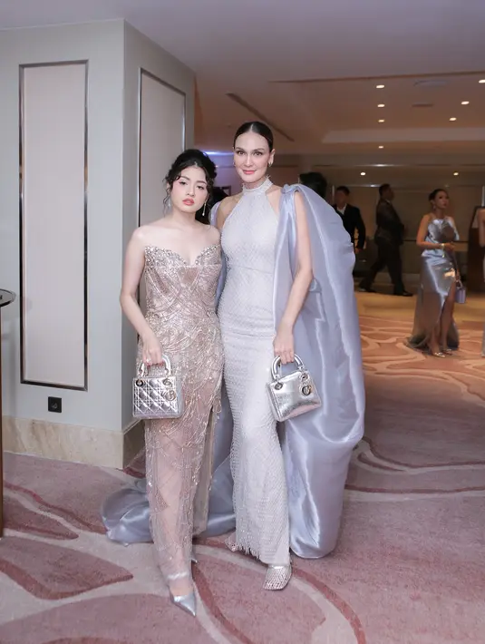 Luna Maya tampil glamor dalam balutan halter neck dress berkilau warna silver. Jubah organza warna senada semakin membuat penampilannya kian dramatis. [Foto: Fimela/Daniel Kampua].