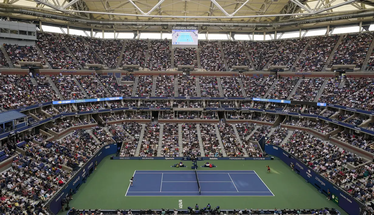 Suasana pertandingan final tunggal putri US Open 2021 antara Petenis Inggris, Emma Raducanu melawan Leylah Fernandez dari Kanada 2021 di Arthur Ashe Stadium, New York, Minggu (12/9/2021). Raducanu menang dua set langsung atas Leylah dengan 6-4 dan 6-3. (AP Photo/Frank Franklin II)