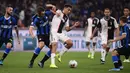 Penyerang Juventus Paulo Dybala berebut bola dengan bek Inter Milan, Stefan de Vrij dalam lanjutan kompetisi Serie A 2019-2020 di Stadion Giuseppe Meazza, Minggu (6/10/2019). Juventus memenangi duel bertajuk Derby d'Italia dengan keunggulan 2-1 atas Inter. (Marco Bertorello / AFP)