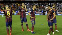 Para pemain Barcelona tidak kuasa menahan kekecewaannya usai dikalahkan seteru abadi mereka, Real Madrid 1-2 di final Piala Raja, di stadion Mestalla, Valencia (17/4/2014). (AFP PHOTO/LLUIS GENE)