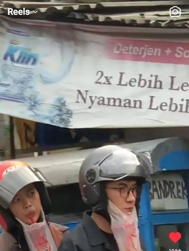 7 Potret Cara Absurd Makan Langsung dari Wadah Plastik Ini Kocak