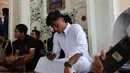Pemain Timnas Indonesia U-22, Ramadhan Sananta tiba duduk mendengarkan khutbah di dalam Masjid Al Serkal, Phnom Penh, Kamboja, Jumat (5/5/2023) dalam rangkaian ibadah Salat Jumat di sela-sela SEA Games 2023 Kamboja. (Bola.com/Abdul Aziz)