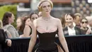 Elle Fanning tiba di ajang Emmy Awards ke-74 di Microsoft Theater di Los Angeles, Amerika Serikat (12/9/2022). Detail menarik dari dress-nya tersebut adalah adanya lapisan pink serta train yang membuat dirinya tampak anggun. (Photo by Richard Shotwell/Invision/AP)