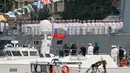 Suasana saat Presiden Rusia Putin menyapa awak korvet ketika menghadiri perayaan Hari Angkatan Laut di St.Petersburg, Rusia, Minggu (30/7). Terdapat 30 kapal baru yang bergabung dengan armada Angkatan Laut Rusia tahun ini. (AP/Alexander Zemlianichenko)