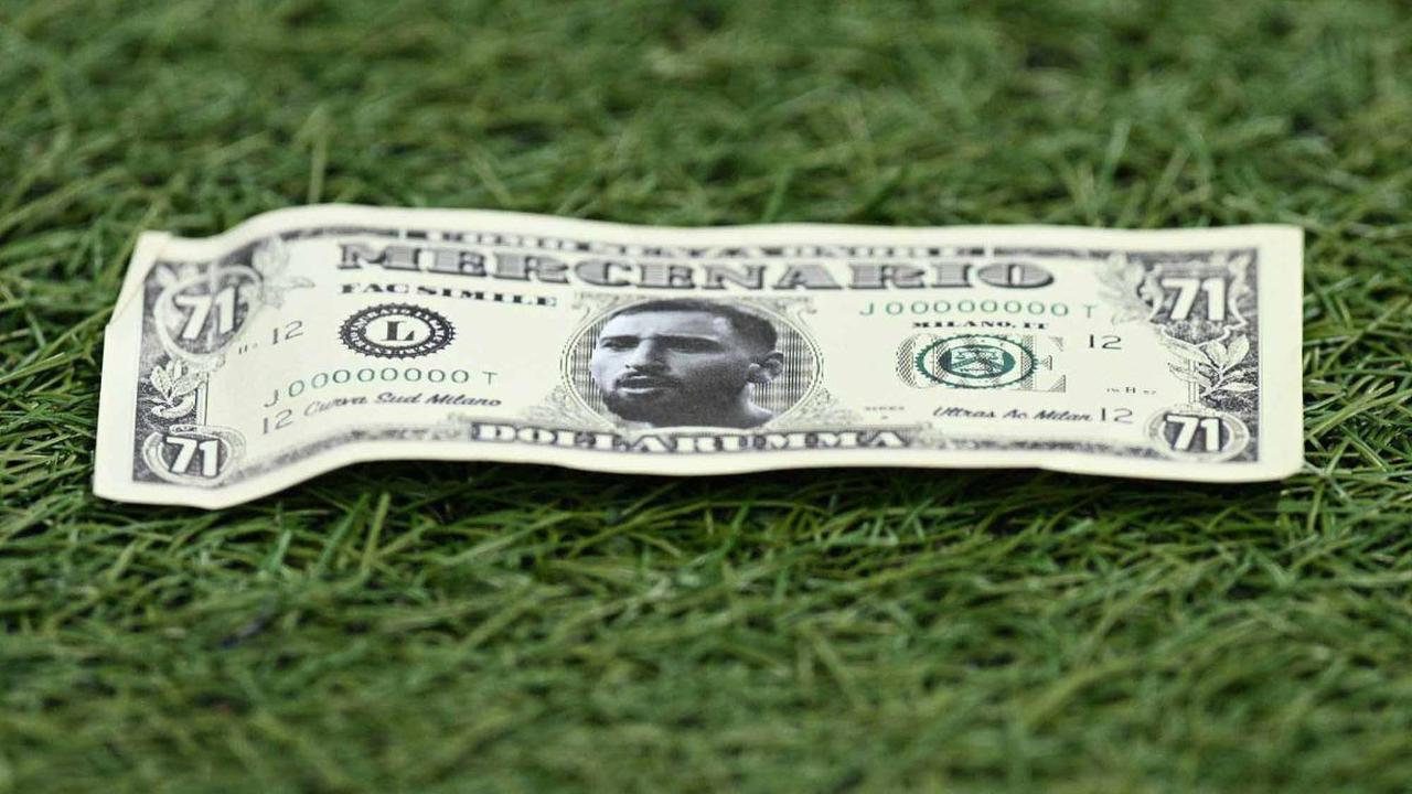 Teror hujan duit palsu dari fans AC Milan ini rupanya membuat Donnarumma sulit berkonsenterasi.