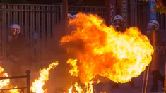 Bom molotov yang dilemparkan pengunjuk rasa terbakar di dekat polisi antihuru-hara saat unjuk rasa di Athena, Yunani, pada 3 Juni 2020. Ribuan orang ambil bagian dalam aksi unjuk rasa menuntut keadilan atas kematian kematian warga Afrika-Amerika yang bernama George Floyd. (Xinhua/Marios Lolos)