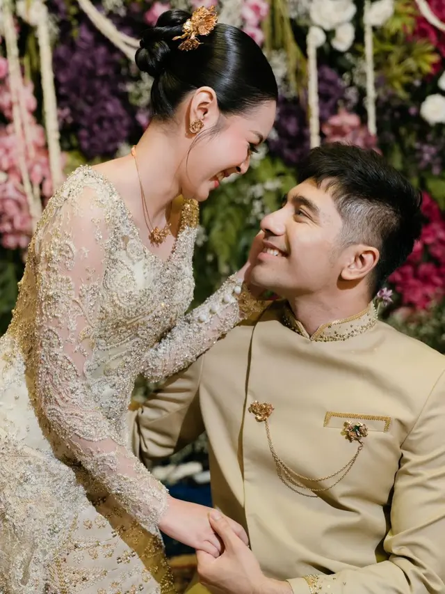 6 Potret Lamaran Riza Syah dan Claudia Andhara, Romantis di Hari Valentine