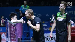 Ganda putra Indonesia, Kevin Sanjaya Sukomuljo berbincang ke Mads Conrad Petersen/Mads Pieter Kolding (Denmark)di 8 besar Indonesia Open 2018, Istora GBK, (6/7). Kevin/Marcus unggul 20-22, 22-20, 21-18. (Liputan6.com/Helmi Fithriansyah)