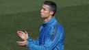 Striker Real Madrid, Cristiano Ronaldo, memberikan aplaus kepada rekannya saat sesi latihan jelang laga Liga Champions di Madrid, Selasa (12/9/2017). Real Madrid akan berhadapan dengan  Apoel FC. (AP/Paul White)