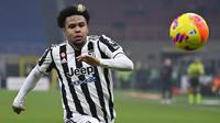 Weston McKennie. Gelandang USA berusia 23 tahun ini didatangkan Juventus dari Schalke pada awal musim 2020/2021 dengan status pinjaman yang dipermanenkan di tengah musim dengan total biaya 25,5 juta euro. Hingga kini ia telah tampil 69 laga dengan torehan 10 gol dan 3 assist. (AFP/Alberto Pizzoli)