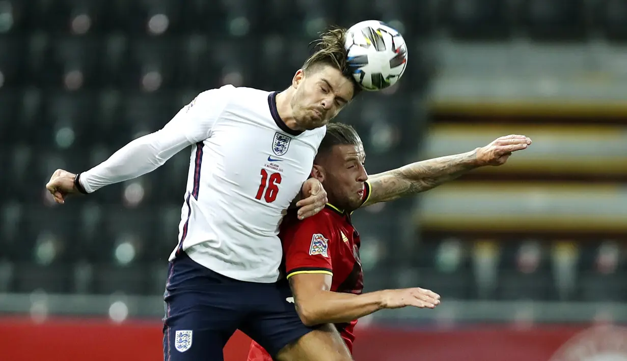 Gelandang Inggris, Jack Grealish berebut bola udara dengan bek Belgia, Toby Alderweireld pada pertandingan UEFA Nations League di stadion King Power di Leuven, Belgia, Minggu (15/11/2020). Belgia menang atas Inggris 2-0. (AP Photo/Francisco Seco)
