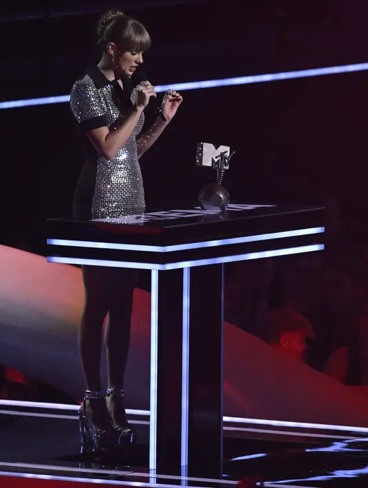 Taylor Swift saat meraih penghargaan untuk "Best Video" " selama MTV Europe Music Awards 2022 di Düsseldorf, Jerman (13/11/2022). Taylor Swift memenangkan banyak EMA di masa lalu, namun ia belum pernah menghadiri upacara penghargaan sejak 2012. (AFP/Sascha Schuermann)