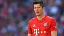 Penyerang Bayern Munchen, Robert Lewandowski dianggap lebih layak mendapatkan penghargaan Ballon d'Or 2021 daripada Lionel Messi. Alasannya, ia mampu tampil tajam musim ini dibandingkan Messi, yaitu dengan mengemas 14 gol dalam 13 laga. (AFP/Chirstof Stache)