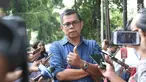 Sekjen Partai Demokrat Hinca Panjaitan memberi keterangan saat tiba di rumah Prabowo Subianto di Kertangara, Jakarta, Jumat (28/6/2019). Prabowo mengumpulkan sekjen partai koalisi Adil Makmur untuk membahas beberapa hal usai putusan MK terkait sengketa Pilpres 2019. (Liputan6.com/Angga Yuniar)