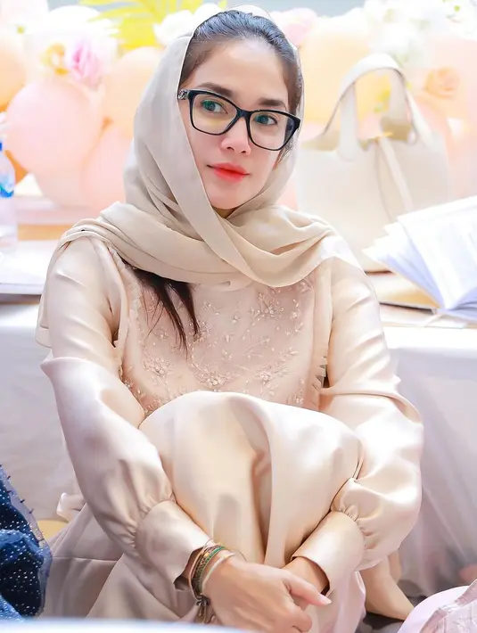 Penampilan cantik Ussy di sini juga bisa jadi inspirasi tampil di acara bukber. Ia mengenakan gamis bernuansa rose gold dan selendang cokelat muda yang serasi, yang menutupi kepalanya. [Foto: Instagram/ussypratama]