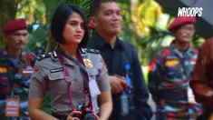 Foto-fotonya yang beredar di tengah panasnya teror bom seolah membawa kesejukkan lewat paras menawannya.