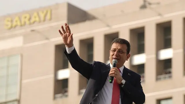 Wali Kota Istanbul Ekrem Imamoglu saat menyampaikan pidato di hadapan para pendukungnya di Istanbul, Turki, pada 31 Januari 2025.