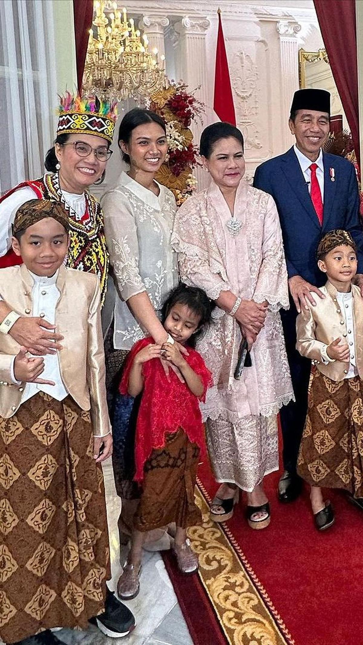 Predikat pemenang kostum terbaik tampaknya memang pantas disandang Sri Mulyani. Pasalnya sampai pada upacara penurunan bendera Sri Mulyani tetap konsisten mengenakan busana adat meski dari daerah berbeda.