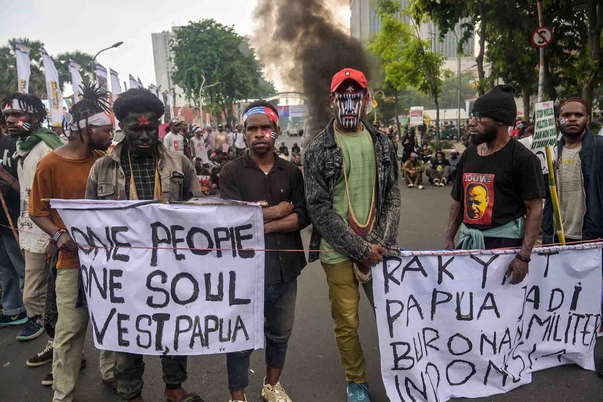 FOTO: Ratusan Mahasiswa Papua Gelar Aksi 1 Desember di Surabaya