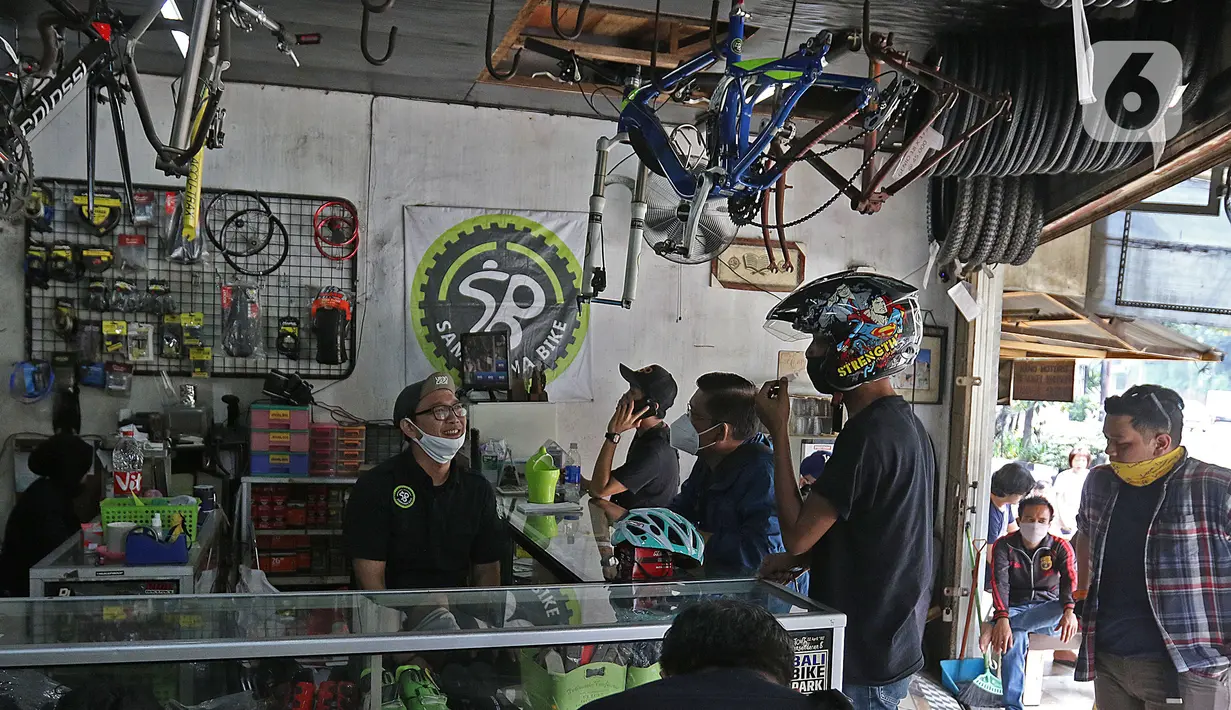 Suasana di Workshop Sampurna Bike Kalibata, Jakarta, Kamis (9/7/2020). Bengkel tersebut dapat menerima 20 sepeda per hari untuk diperbaiki hingga terjadi antrean bagi pelanggan. (Liputan6.com/Herman Zakharia)