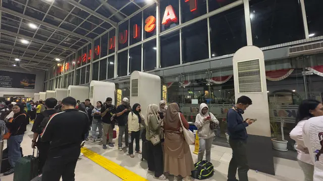Penumpang Makin Membeludak dan Antrean Refund Mengular di Stasiun Senen Buntut KA Argo Bromo Anggrek Anjlok