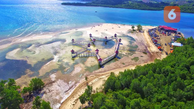 Destinasi wisata Pantai Ratu ini terletak di Desa Tenilo, Kecamatan Tilamuta, Kabupaten Boalemo. foto: Uyan Pakaya (Arfandi Ibrahim/Liputan6.com)
