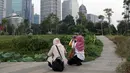 Warga menyalurkan hobi fotografi di area Hutan Kota Gelora Bung Karno, Jakarta, Kamis (20/6/2019). Sore hari banyak warga memanfaat waktu luang dengan berolahraga dan menyalurkan hobi fotografi di area Hutan Kota Gelora Bung Karno. (Liputan6.com/Helmi Fithriansyah)