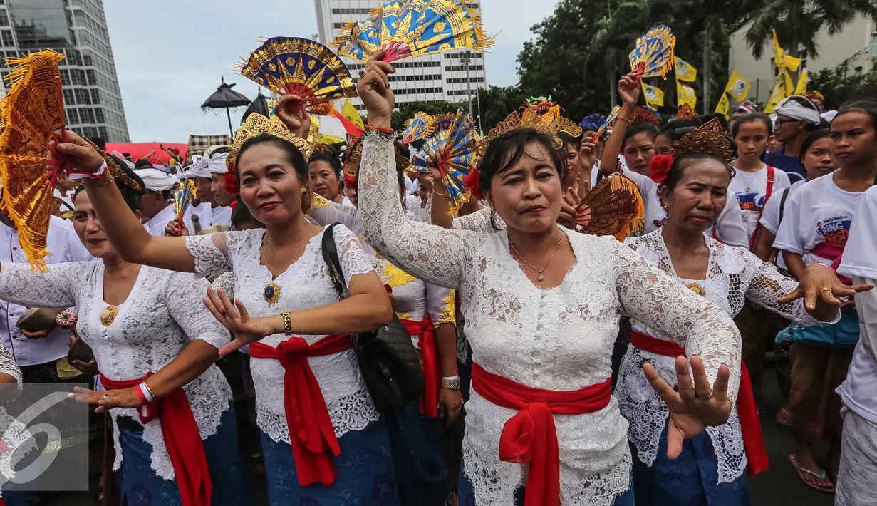 Sejumlah ibu-ibu mengenakan pakaian adat Bali ikut meramaikan aksi Kita Indonesia di kawasan Bundaran HI, Jakarta, Minggu (04/12). Aksi Kita Indonesia di meriahkan banyak atraksi dan penampilan budaya dari berbagai daerah. (Liputan6.com/Fery Pradolo)