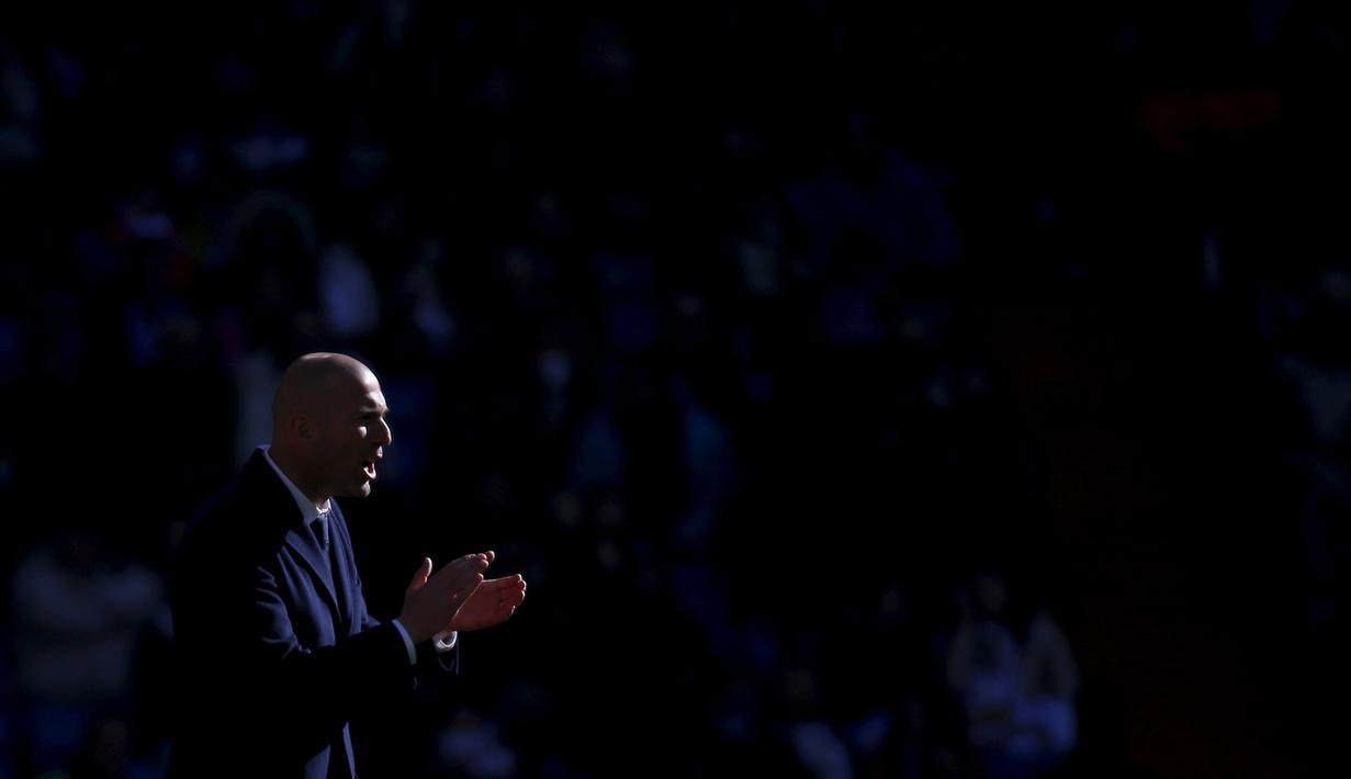 Pelatih Real Madrid,  Zinedine Zidane memberikan dukungan kepada anak asuhnya saat melawan Celta de Vigo pada lanjutan La Liga Spanyol di Stadion Santiago Bernabeu , Madrid, Sabtu (5/3/2016). (REUTERS/Susana Vera)