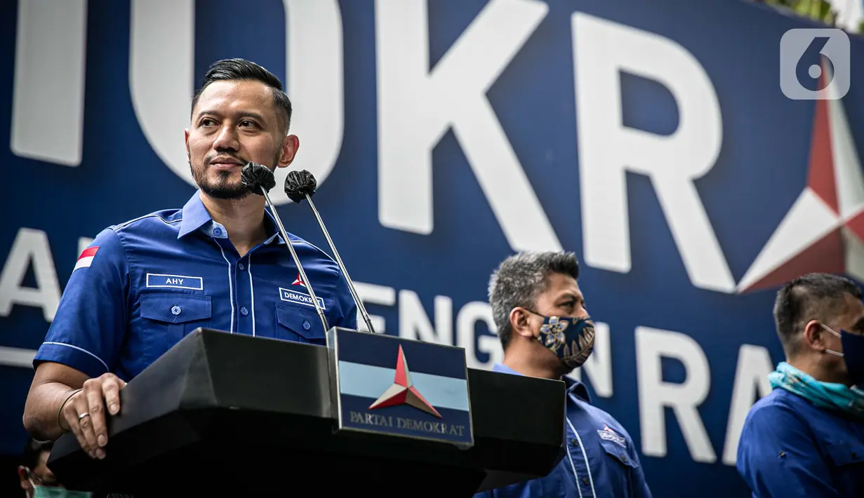 Ketua Umum Partai Demokrat Agus Harimurti Yudhoyono (AHY) menggelar konferensi pers di DPP Demokrat, Jakarta Pusat, Rabu (31/3/2021). AHY bersyukur karena pemerintah telah menolak pengajuan pengesahan kepengurusan Partai Demokrat hasil Kongres Luar Biasa Deli Serdang. (Liputan6.com/Faizal Fanani)
