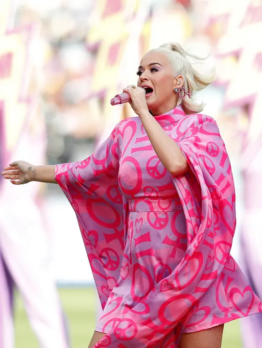 Penyanyi Katy Perry tampil sebelum dimulainya pertandingan kriket Piala Dunia T20 Perempuan ICC 2020 di Melbourne, Minggu (8/3/2020). Tunangan Orlando Bloom tersebut tampil secara langsung (live) di atas panggung untuk pertama kalinya sejak mengumumkan kehamilannya. (AP/Asanka Ratnayake)