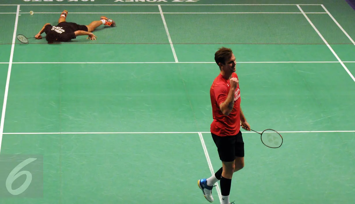 Pebulutangkis tunggal putera Denmark, Jan O Jorgensen mengepalkan tangan usai menumbangkan Anthony S Ginting (Indonesia) di BCA Indonesia Open 2016, Jakarta, Rabu (1/6/2016). Jorgensen unggul 22-20, 25-23. (Liputan6.com/Helmi Fithriansyah)