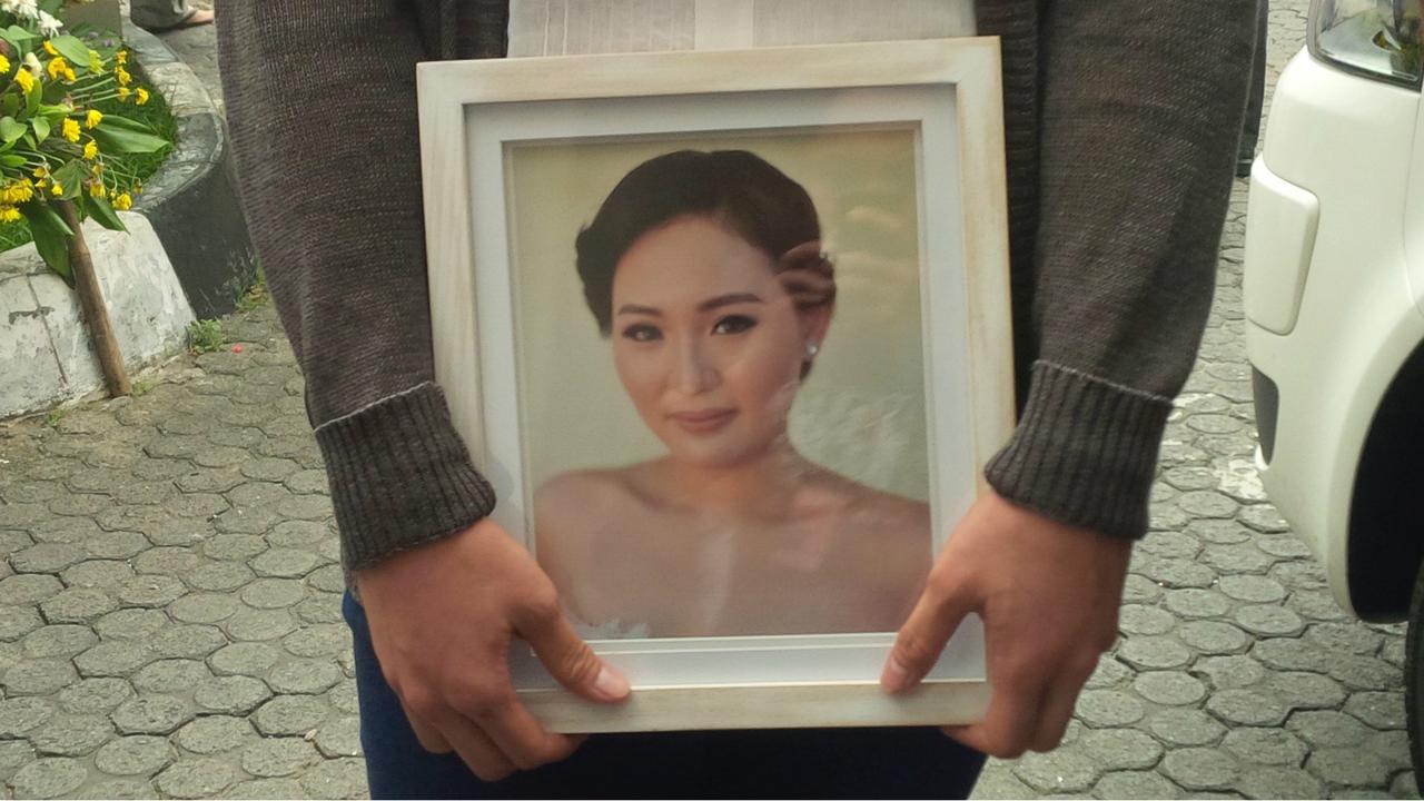 Jenazah Mirna Diberangkatkan ke Pemakaman di Bogor