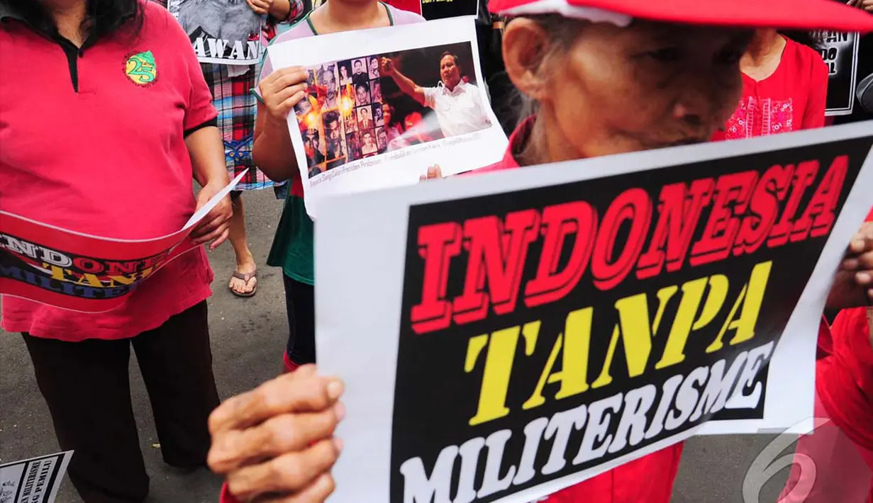 Mereka membawa berbagai macam tulisan yang isinya menolak militerisme di Indonesia, Jakarta, Senin (7/7/2014) (Liputan6.com/Faizal Fanani) 