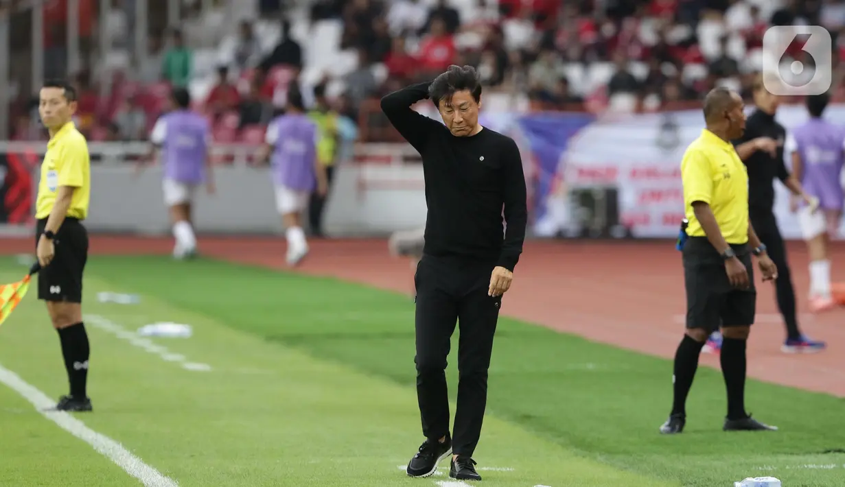 Pelatih Shin Tae Yong saat laga kualifikasi Grup A Piala AFF 2022 antara timnas Indonesia melawan Kamboja di Stadion Utama Gelora Bung Karno, Jakarta, Jumat (23/12/2022). Egy Maulana Vikry dan Witan Sulaeman berhasil melesakkan gol ke gawang Kamboja hingga laga berakhir dengan kemenangan Indonesia 2-1. (Liputan6.com/Helmi Fithriansyah)