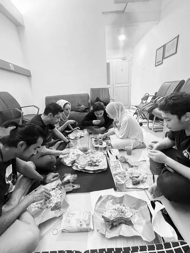 6 Potret Tengku Tezi Temani Tyas Mirasih Rawat Ibunda di RS Sebelum Meninggal