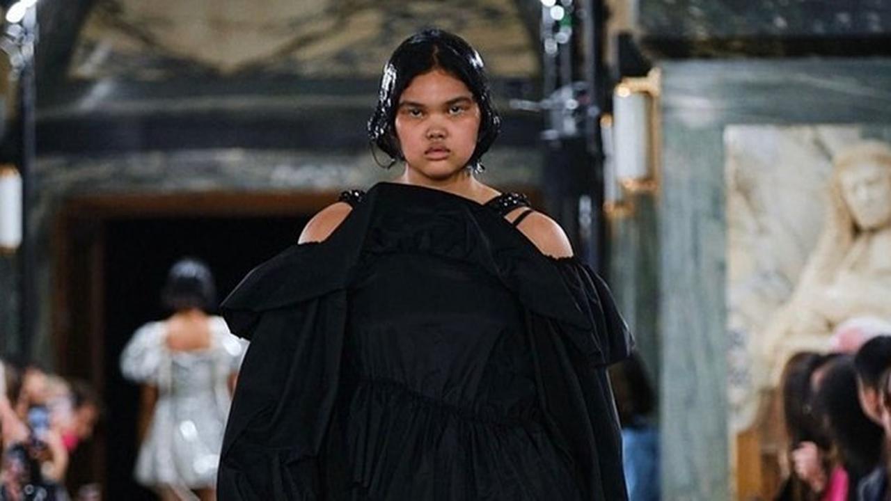 7 Potret Shahnaz Indira, Model Asal Indonesia yang Debut di London Fashion Week 2023