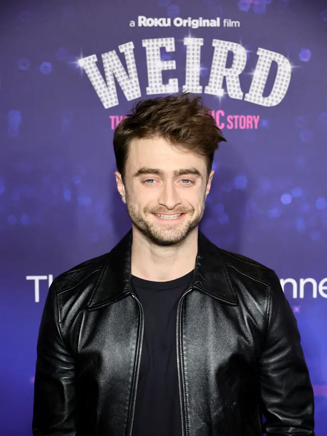 Daniel Radcliffe Tampil Keren dalam Balutan Jaket Kulit di Pumatara Film Terbarunya