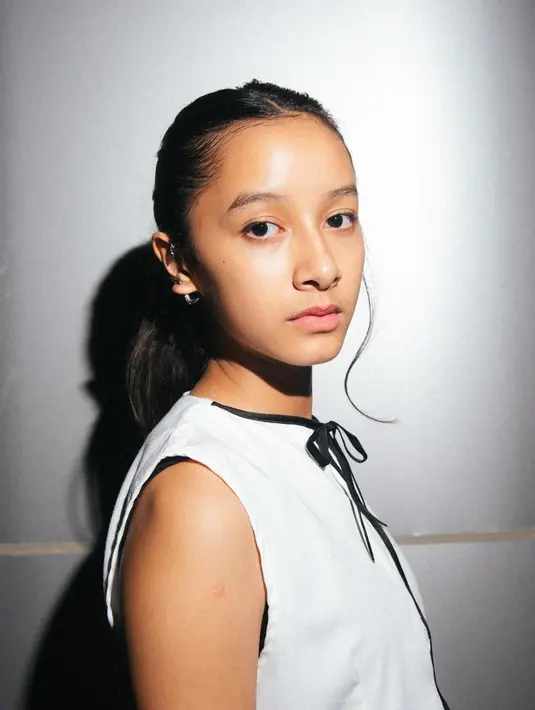 Tanpa makeup berlebihan, pesona cantik Widuri Puteri terpancar nyata di foto ini. Riasan minimalis justru membuatnya tampil glowing menawan. [Foto: Instagram/widuri.puteri]