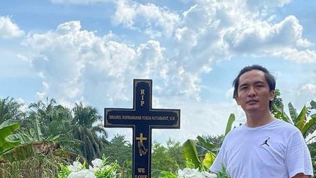 "08072022-08072023," tulis Reza, mengenang kepergian sang kakak Brigadir J.