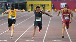 Akani Simbine (tengah) hanya mampu meraih posisi lima pada nomor 100 meter ketika Olimpiade Rio 2016 lalu. Setahun kemudian, Ia juga hanya mampu meraih posisi lima pada Kejuaraan Dunia. Namun penampilannya patut dinantikan pasca absenya Usain Bolt di Olimpiade Tokyo 2020. (Foto: AFP/Vincenzo Pinto)