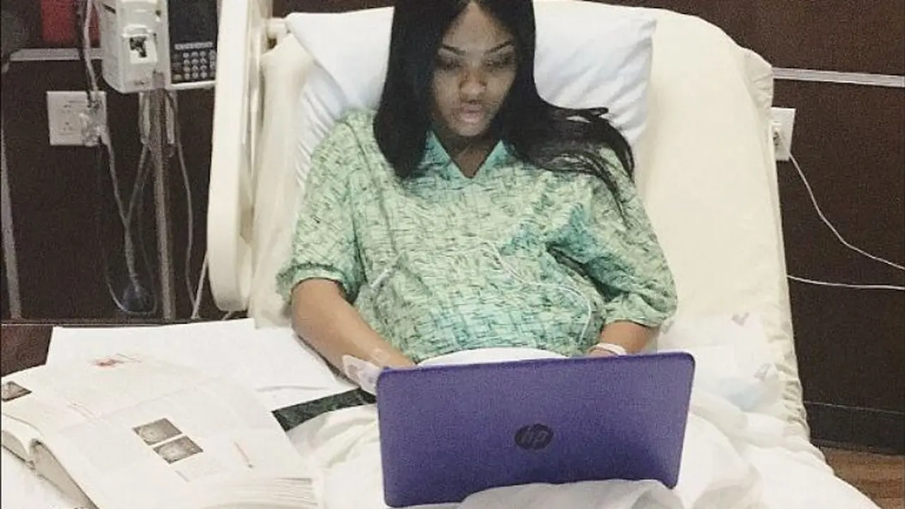 [Bintang] Akan Melahirkan, Wanita Ini Tak Berhenti Main Laptop, Ternyata...
